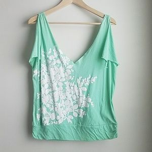 Gorgeous Guess sea foam green top w/flowers